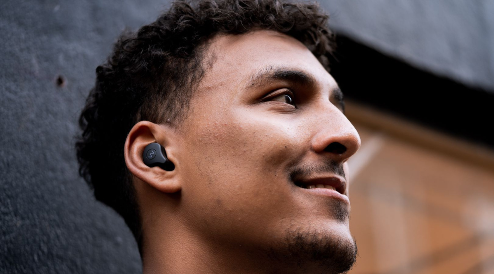 Mand med Wavell høretelefoner i ørene