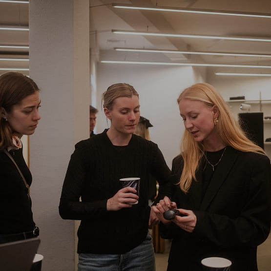 Vi er et lille, dedikeret team, hvor alle kender hinanden, hjælper hinanden og fejrer hinandens succeser.